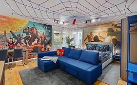 EDLER WOHNRAUM Disney Marvel Studio mit Balkon, Boxspringbett, Kaffeevollautomat, Lift&Parkplatz